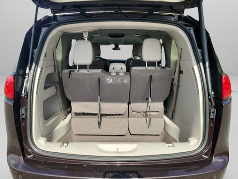 Used 2019 Chrysler Pacifica Touring-L image 27