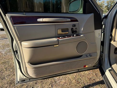 Used 2005 Lincoln Town Car Signature Limited image 13