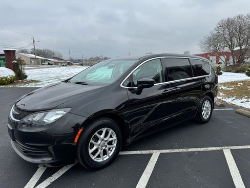 Used 2018 Chrysler Pacifica LX image 3