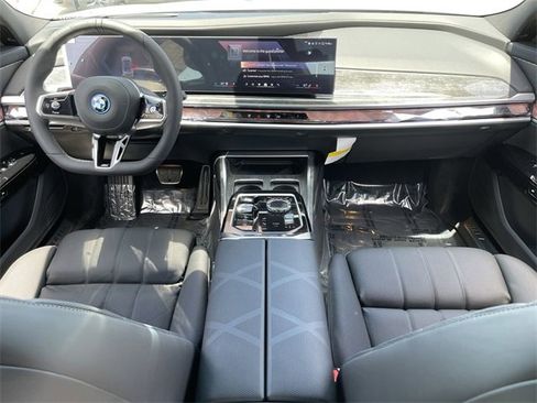 New 2025 BMW i7 xDrive60 image 15
