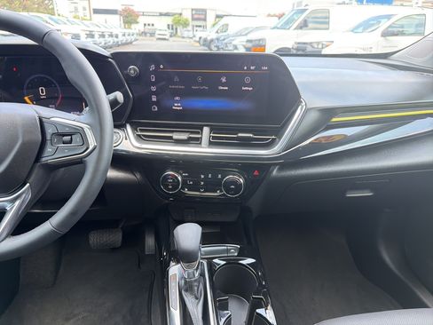 Used 2025 Chevrolet Trax ACTIV w/ Sunroof Package FWD image 31