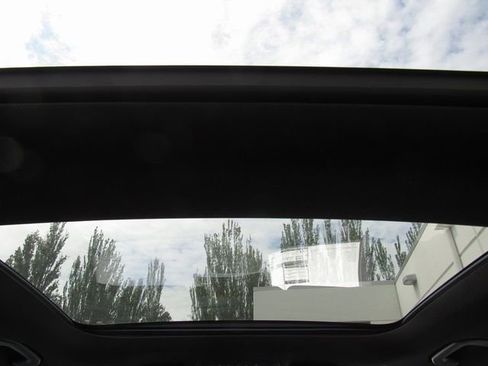 Used 2025 Mercedes-Benz GLB 250 4MATIC image 30