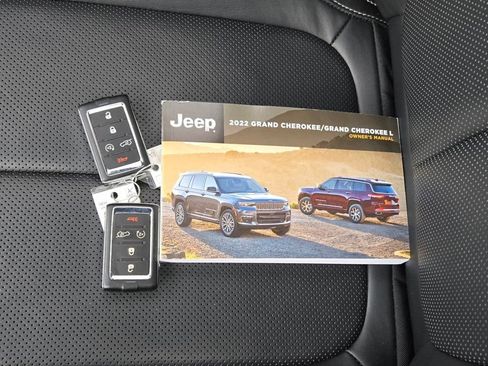 Used 2022 Jeep Grand Cherokee Overland AWD/4WD image 11