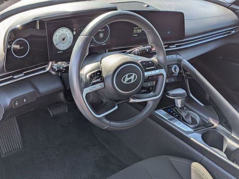 Used 2025 Hyundai Elantra SEL image 10