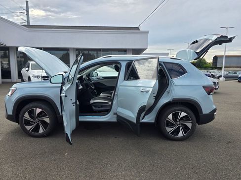 New 2025 Volkswagen Taos SE image 17