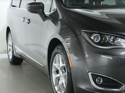 Used 2017 Chrysler Pacifica Touring-L Plus w/ Tire & Wheel Group FWD image 8