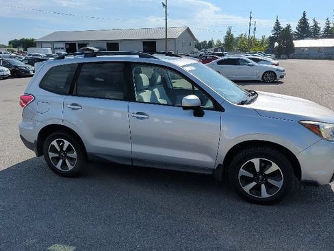 Used 2017 Subaru Forester 2.5i Premium w/ All-Weather Package AWD/4WD image 11