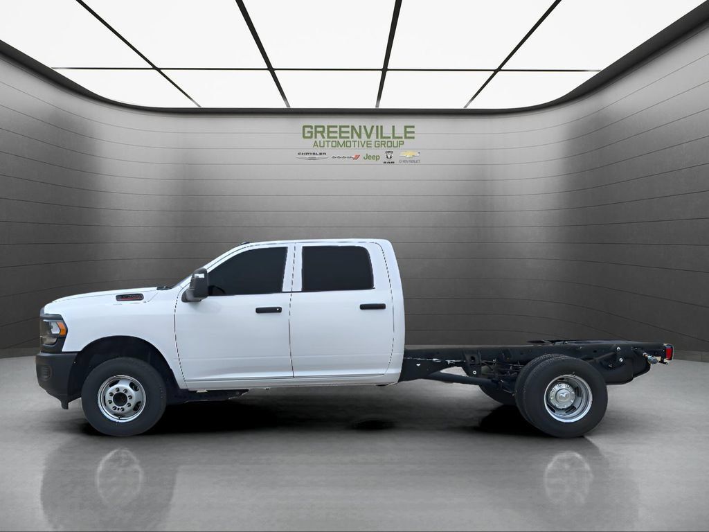 New 2024 RAM 3500 Tradesman w/ Convenience Group AWD/4WD image 2