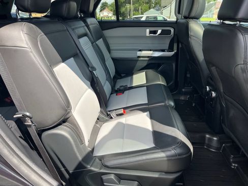 Used 2022 Ford Explorer XLT w/ XLT Sport Appearance Package AWD/4WD image 12
