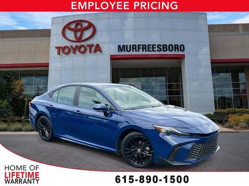 Used 2025 Toyota Camry SE w/ Convenience Package FWD image 1