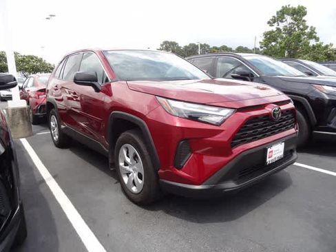 Used 2025 Toyota RAV4 LE AWD/4WD image 4