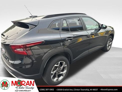 Used 2024 Chevrolet Trax LT w/ Driver Confidence Package FWD image 3