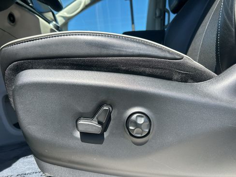 Used 2023 Chrysler Pacifica Limited w/ Uconnect Theater Family Group FWD image 17