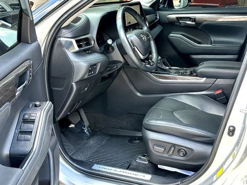 Used 2023 Toyota Highlander Limited AWD/4WD image 10