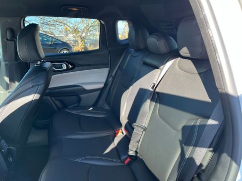 Used 2025 Jeep Compass Limited image 25