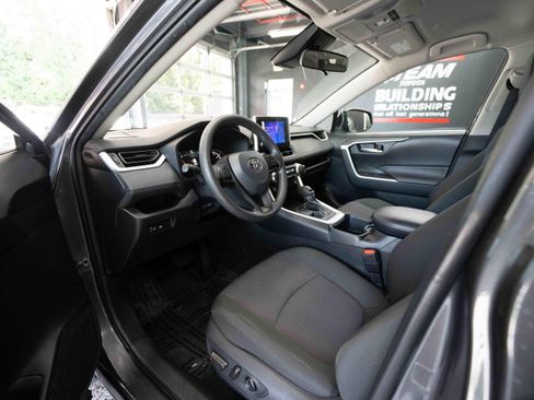 Used 2025 Toyota RAV4 XLE AWD/4WD image 8