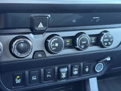 Used 2019 Toyota Tacoma TRD Sport image 16