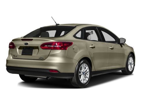 Used 2016 Ford Focus SE w/ SE Sport Package FWD image 2