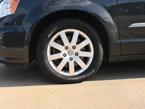 Used 2012 Chrysler Town & Country Touring-L w/ Entertainment Group #2 FWD image 28