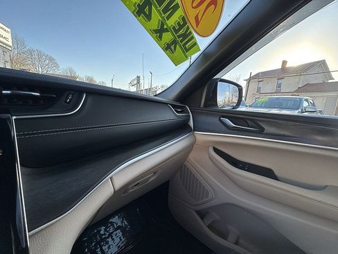 Used 2024 Jeep Grand Cherokee Limited w/ Black Appearance Package image 16