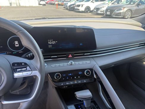 Used 2025 Hyundai Elantra SEL FWD image 17