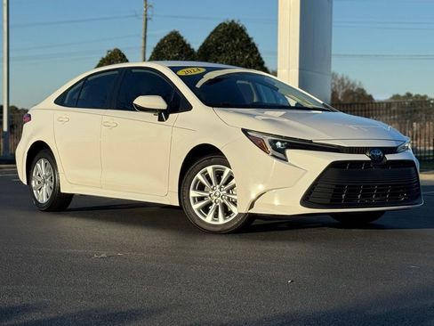 Used 2024 Toyota Corolla LE image 2