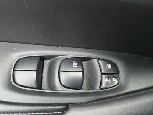 Used 2016 Nissan Rogue SV image 26