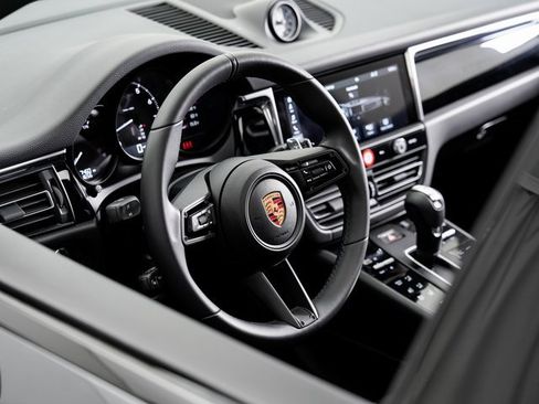 Used 2025 Porsche Macan image 9