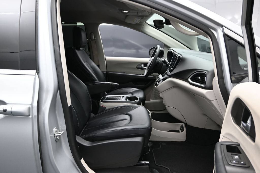 Used 2024 Chrysler Pacifica Touring-L FWD image 23