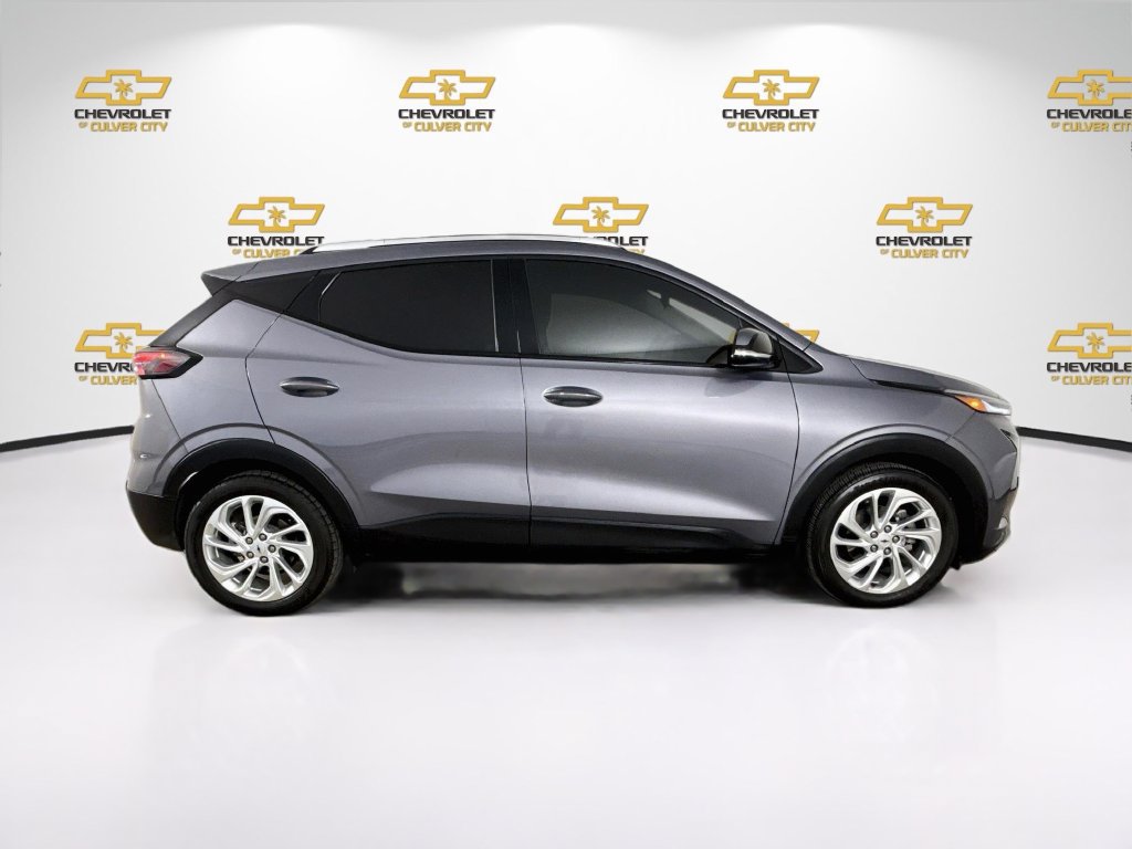 Used 2022 Chevrolet Bolt EUV LT w/ Comfort Package FWD image 9