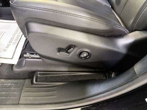Used 2025 Chrysler Pacifica Select FWD image 11