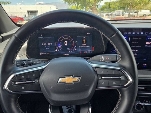 Used 2025 Chevrolet Traverse LT FWD image 15