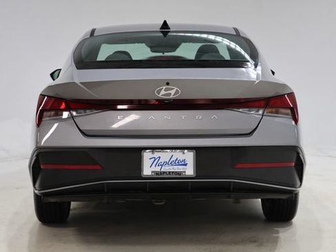 Used 2025 Hyundai Elantra SE FWD image 6