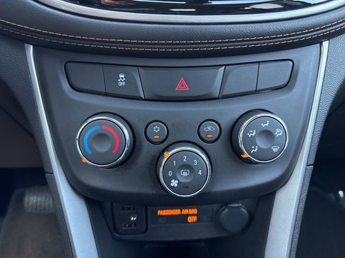 Used 2020 Chevrolet Trax LT w/ LT Convenience Package image 18