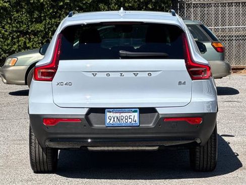 Used 2026 Volvo XC40 B4 Core w/ Climate Package FWD image 4