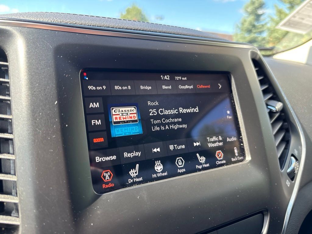 Used 2019 Jeep Cherokee Latitude Plus w/ Cold Weather Group AWD/4WD image 23