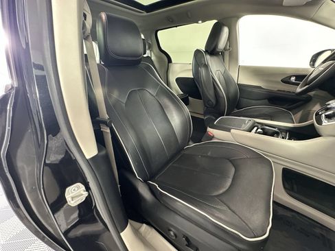 Used 2023 Chrysler Pacifica Limited FWD image 27