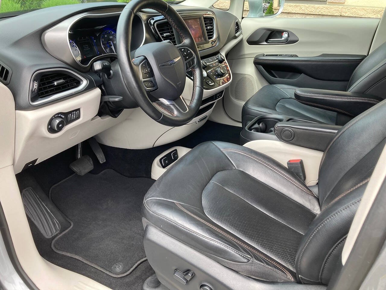Used 2020 Chrysler Pacifica Touring-L FWD image 5