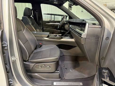 Used 2025 Cadillac Escalade Premium Luxury AWD/4WD image 30