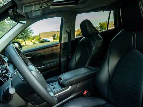 Used 2023 Toyota Highlander XLE FWD image 13