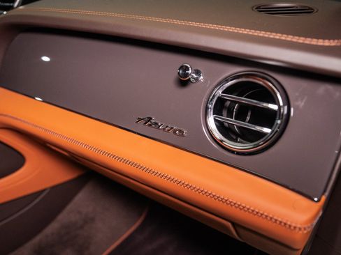 Used 2025 Bentley Bentayga image 56