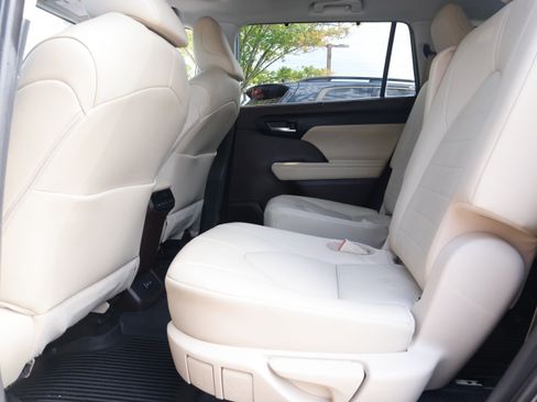 Used 2022 Toyota Highlander XLE FWD image 25