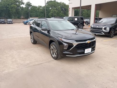 Used 2025 Chevrolet Trax LT w/ LT Convenience Package FWD image 6