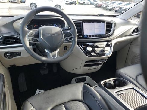 Used 2024 Chrysler Pacifica Select image 10