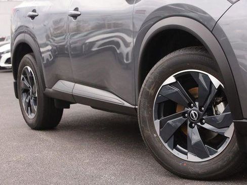 Used 2024 Nissan Rogue SV image 2