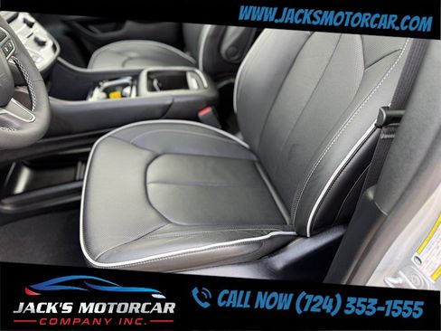 Used 2026 Chrysler Pacifica Limited FWD image 24