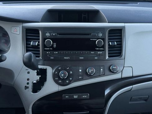 Used 2011 Toyota Sienna LE image 32