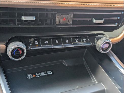 Used 2025 Chevrolet Suburban High Country AWD/4WD image 18