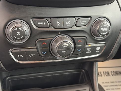 Used 2022 Jeep Cherokee Limited image 25