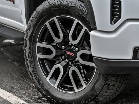 Used 2024 GMC Sierra 1500 AT4 w/ Technology Package AWD/4WD image 3